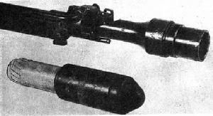 这是一个典型的杯型枪榴弹发射器，它来自日本，于二战时代制造，正式名称二式枪榴弹发射器，可供日本当时的九九式步枪使用。图下方为弹药，上为则装在步枪枪口上的杯型发射器。