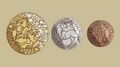 《我不是说了能力要平均值吗》中麦露所在的异世界的金币、银币和铜币，上面的图案分别为狮鹫、独角兽和火蜥蜴