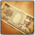 《海贼王》世界的通用货币单位为“贝里”（Belly），图中为一张面额10000贝里的纸币