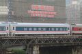 由朝鮮鐵路擔當的客車車體（席別標示為「一般寢台」，相當於硬臥）；朝方車體原本採用綠色塗裝，但於2014年重新塗裝