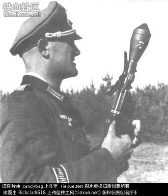 图为第一次世界大战期间德国在信号枪基础上加以修改推出的23毫米榴弹发射器，被称为“Z战斗手枪”。它发射用于反装甲作战的聚能破甲弹，也可以使用一些其他的弹药比如杀伤爆破弹等。它也被称为“冲锋手枪（Sturmpistole）”。（注意和传统意义上的冲锋手枪区分开来）