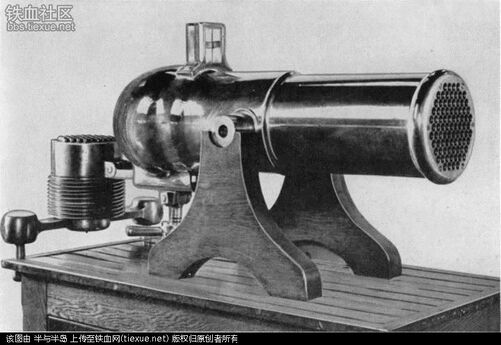范登堡机枪，是蒙蒂尼机枪在英国的进阶版。枪管数量增加到85，子弹固定在图左侧那个状似螺旋炮闩的枪机上。