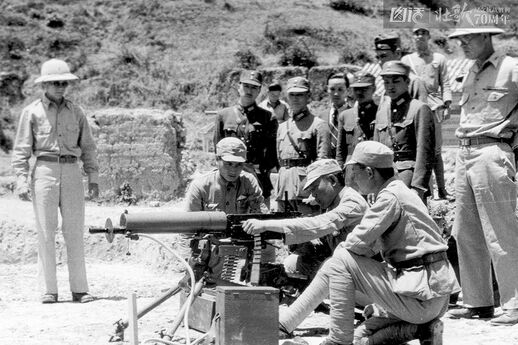 中国最有代表性的马克沁机枪是二四式重机枪，是吸取了德国MG08马克沁机枪的一些优点后在中国进一步升级的机枪。在十四年抗战期间，这是中国人为数不多对日本人有优势的自动武器之一。