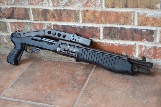 弗蘭奇SPAS-12霰彈槍，1979年誕生在意大利，是後來許多遊戲和電影的常客。它兼具手動和半自動兩種運作模式，運作起來堅實可靠；不過其結構設計過於偏向軍事用途，對於一般的槍民來說並不是那麼順手。1994~2004年，該武器被美國政府禁止在國內槍械店向民間出售，一時間使其成為收藏家們鍾愛的藏品。該武器後來被其出品商推出的SPAS-15霰彈槍取代。