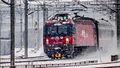 HXD3D牽引旅客列車通過大雪中的北京南站