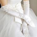 白色缎面材质的长手套（来源：淘宝）