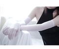 白色天鵝絨材質的長手套（來源：淘寶）