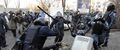 在镇压暴动中穿着轻型盔甲的乌克兰防暴警察