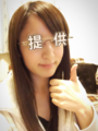 聲優小松未可子於2015年在推上放出的自己戴上提供眼鏡的照片。[1]