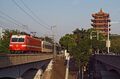 西安鐵路局SS7E-0079牽引Z126次列車通過武漢長江大橋武昌引橋部分