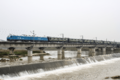 旅客列車通過重建後的石亭江鐵路大橋