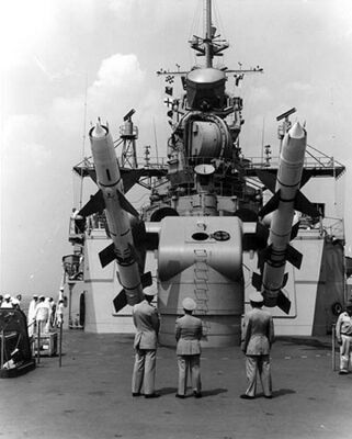 同样是冷战前期的产品，美国水兵们与大得雷人的RIM-8黄铜骑士舰空导弹及其双臂发射器一对比，不免让人有种梦回大舰巨炮时代的感觉。事实上，在美国研发出鱼叉等专用反舰弹之前，所有防空弹都是允许放平了当反舰弹用的！