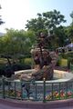 位于香港迪士尼乐园的雕塑，基于《魔法师的学徒》