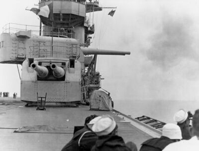 对以舰载机做主战武器的航空母舰而言，舰炮基本上只用来应对空中威胁。不过在航空母舰发展的早期，军事家还拿不准她们是不是就真的不用去参与要重炮出击的场合，因此还是坚持给一些航空母舰配置了重巡洋舰级别的舰炮。图为美国的列克星敦级航空母舰列克星敦号的两座203毫米主炮炮塔——如果你不介意，或许她们才是最早的“重型载机巡洋舰”。