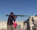 这杆RPG-7装填的是一种罕见的伊朗自研弹药，细长的弹头是显著特征，该弹药多次亮相叙利亚冲突