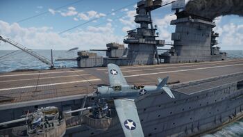 《战争雷霆》二战局中，作为机场存在的列克星敦号。注意截图左侧的起飞区增设的拦阻索。